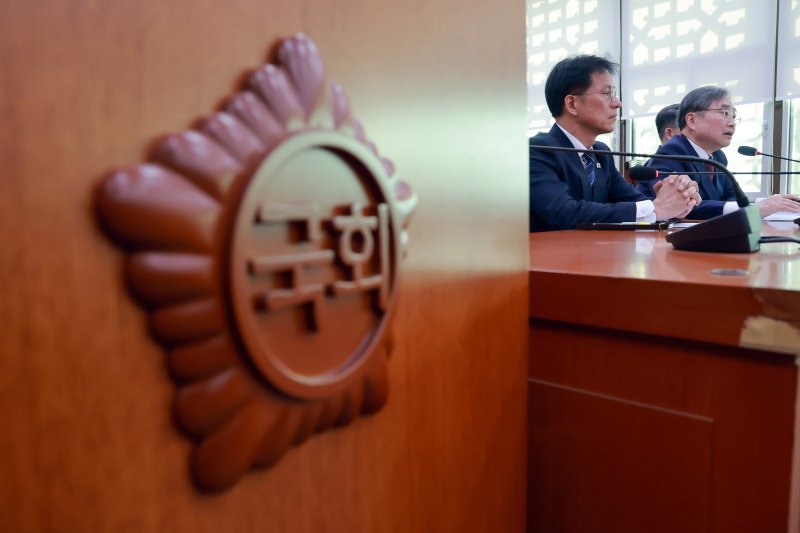 조현 외교부 장관이 17일 국회에서 열린 외교통일위원회 전체회의에서 의원 질의에 답하고 있다. 연합뉴스