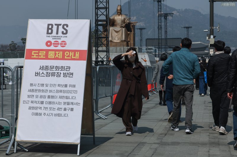 방탄소년단(BTS)의 광화문 공연을 나흘 앞둔 17일 서울 종로구 광화문광장에 도로 통제 안내 표지판이 설치돼 있다. 연합뉴스
