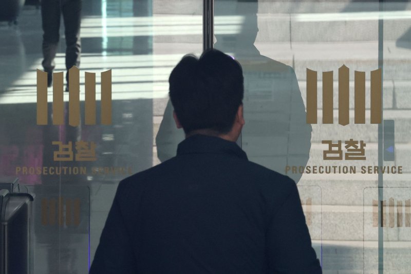 17일 서울 서초구 대검찰청에서 직원들이 출입하고 있다. 이날 당·정·청은 검찰의 수사권과 기소권을 분리하는 내용의 검찰개혁 세부안에 합의, 검찰개혁 법안은 오는 19일 국회 본회의에서 처리될 예정이다. 2026.3.17 ⓒ 뉴스1 이광호 기자