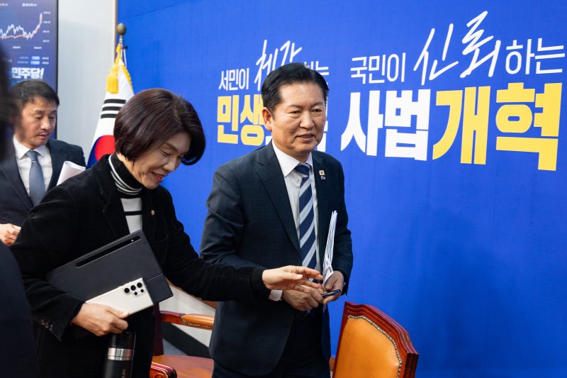 정청래 더불어민주당 대표가 17일 서울 여의도 국회에서 검찰개혁 관련 긴급 기자회견을 마치고 회의장을 나서고 있다. 2026.3.17 ⓒ 뉴스1 유승관 기자