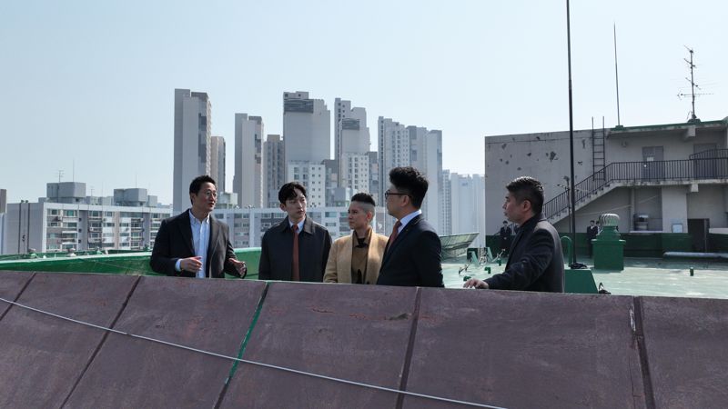 포스코이앤씨와 유엔스튜디오(UNStudio) 관계자들이 신반포19·25구역 현장을 직접 방문해 사업지 여건을 살펴보고 있다. 포스코이앤씨 제공