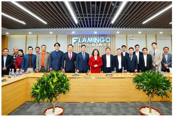 이건구 현대HT 대표이사 (중앙 좌측)가 베트남 부동산 개발기업 FLAMINGO HOLDINGS 관계자들과 양해각서 체결 후 기념촬영을 하고 있다.