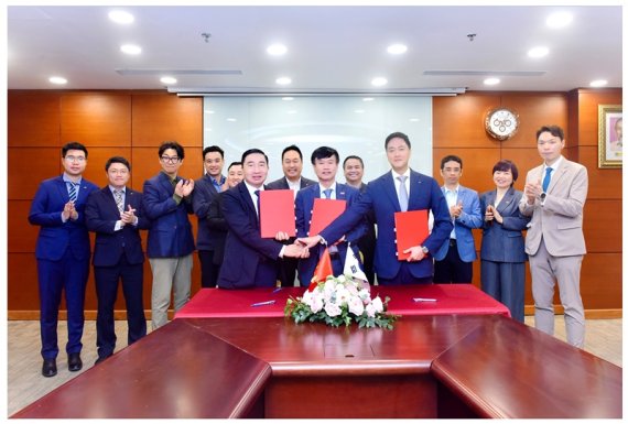 이건구 현대HT 대표이사 (중앙 우측)가 GELEXIMCO GROUP 관계자들과 양해각서 체결 후 기념촬영을 하고 있다.