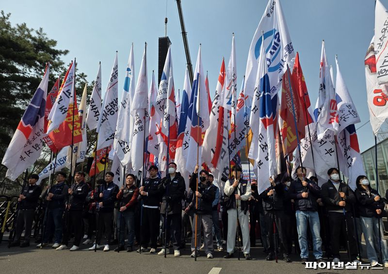 17일 오후 2시 서울 여의도 국회 앞에서 양대노총 주최로 '공공부문 노정교섭 실현을 위한 공공부문 노동조합 투쟁 결의대회'가 열리고 있다. 사진=박성현 기자