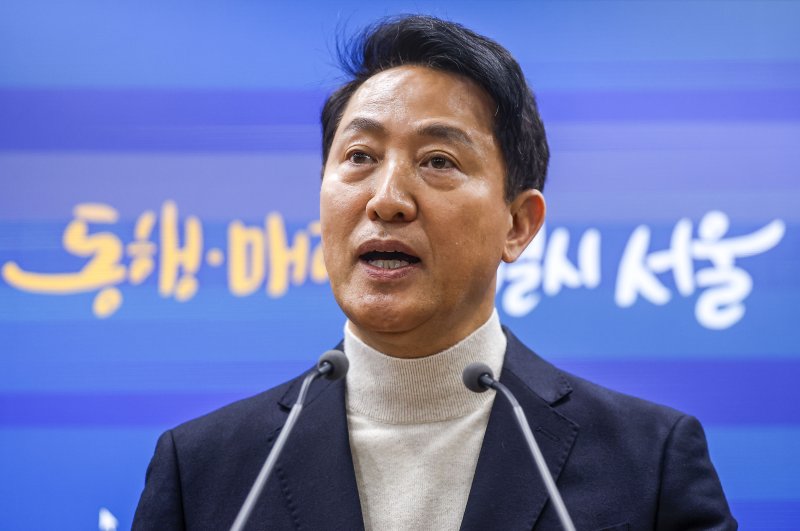 [서울=뉴시스] 정병혁 기자 = 오세훈 서울시장이 17일 서울 중구 서울시청에서 공천 신청 관련 입장 발표를 하고 있다. 2026.03.17. jhope@newsis.com