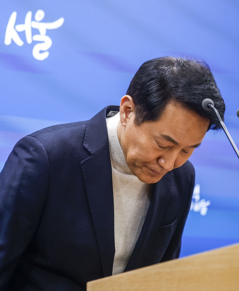 [서울=뉴시스] 정병혁 기자 = 오세훈 서울시장이 17일 서울 중구 서울시청에서 공천 신청 관련 입장 발표에 앞서 인사를 하고 있다. 2026.03.17. jhope@newsis.com