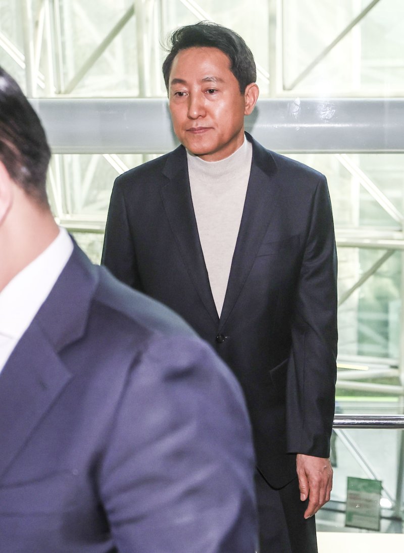[서울=뉴시스] 정병혁 기자 = 오세훈 서울시장이 17일 서울 중구 서울시청에서 공천 신청 관련 입장 발표 마친 뒤 이동하고 있다. 2026.03.17. jhope@newsis.com