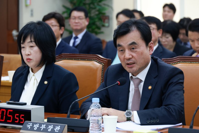 안규백 국방부 장관이 17일 서울 여의도 국회에서 열린 국방위원회 전체회의에서 의원 질의에 답하고 있다. 뉴시스