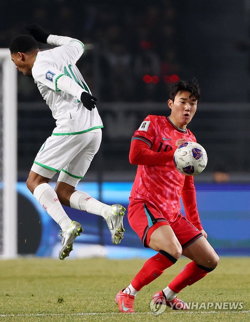 공 빼앗아내는 양현준 (출처=연합뉴스)