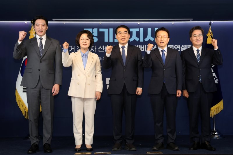 6·3 지방선거 경기도지사에 도전하는 더불어민주당 예비후보들이 지난 15일 서울 여의도 중앙당사에서 열린 예비경선 합동연설회에서 기념촬영을 하고 있다. 왼쪽부터 한준호 의원, 추미애 의원, 양기대 전 의원, 권칠승 의원, 김동연 경기도지사 연합뉴스