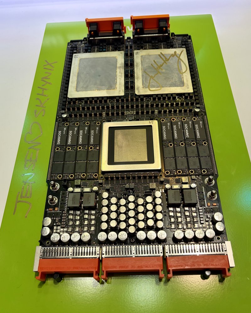 '젠슨♡SK하이닉스'라고 서명한 베라 루빈 시제품. 로이터연합뉴스