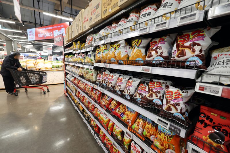 16일 서울시내 한 대형마트에 과자가 진열돼 있다. 2026.3.16 ⓒ 뉴스1 황기선 기자