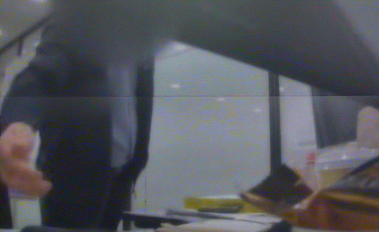 B씨가 A씨 자리에 다가와 체모를 뿌리는 모습 /영상=JTBC 사건반장