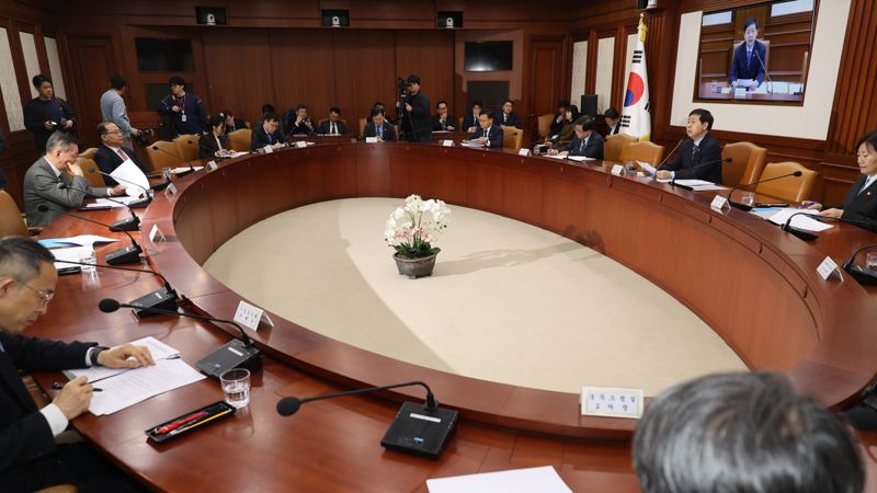 구윤철 부총리 겸 재졍경제부 장관이 18일 서울 종로구 정부서울청사에서 열린 비상경제장관회의 겸 공급망안정화위원회에서 발언하고 있다. 사진=서동일 기자