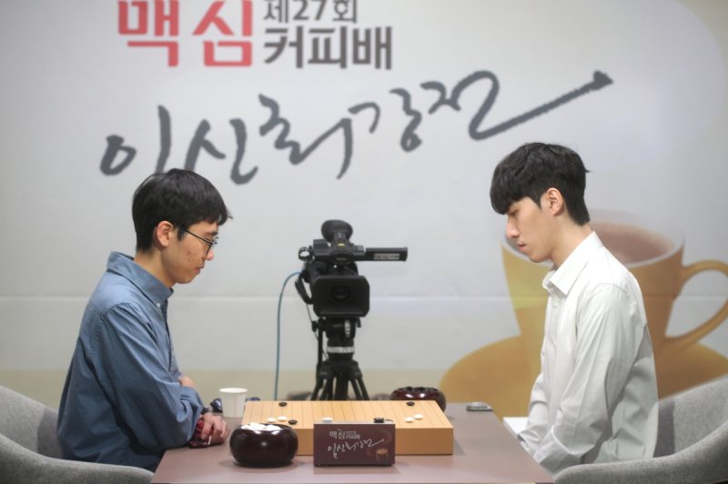 변상일(왼쪽) 9단이 김명훈 9단을 꺾고 맥심커피배 결승에 올랐다. (출처=연합뉴스)