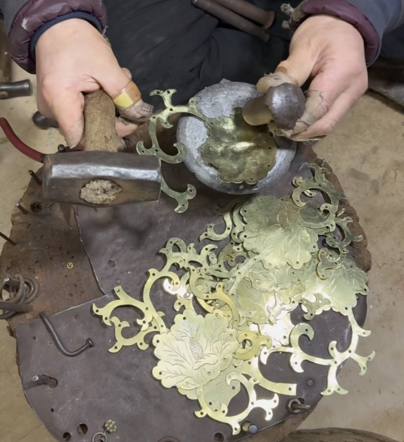 오스카 빛낸 이재(EJAE) '골든' 드레스, '대한제국 황실 대례복'서 영감