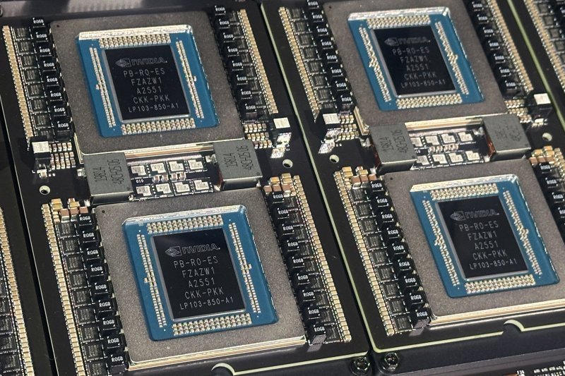 17일(현지시간) 미국 캘리포니아주 새너제이에서 열린 'GTC 2026' 행사에서 ‘그록 3’ 언어처리장치(LPU)들이 전시되어 있다.로이터연합뉴스