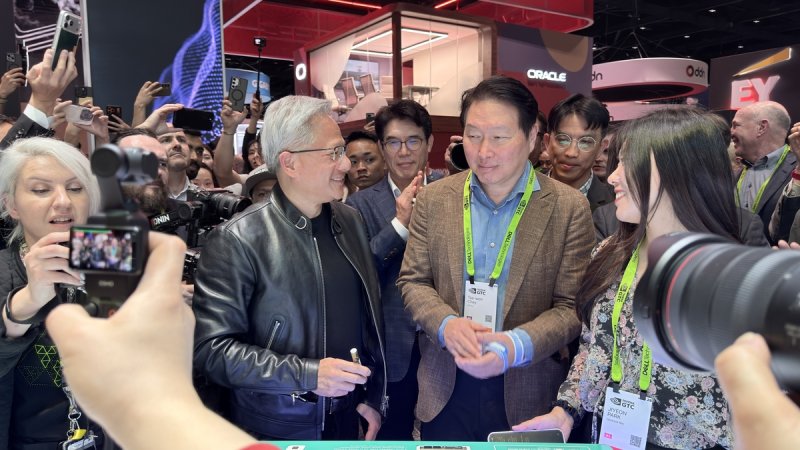 환담하는 젠슨 황과 최태원 (출처=연합뉴스)