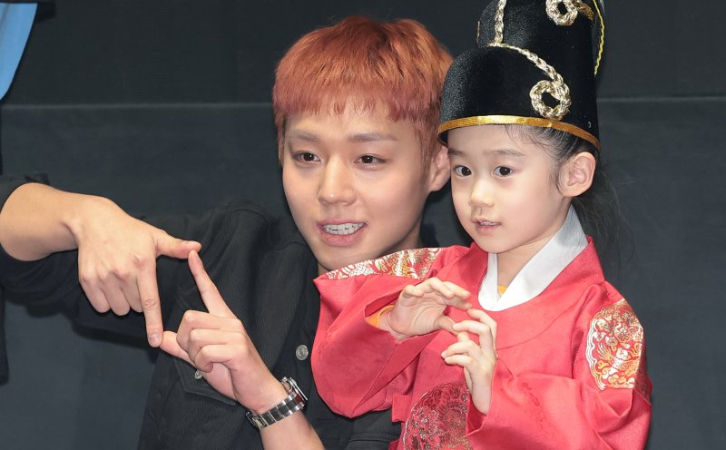 영화 '왕과 사는 남자'의 박지훈(왼쪽)이 17일 서울 강남구 코엑스 메가박스에서 1300만 관객 돌파를 기념해 열린 무대 인사에서 왕의 복장을 한 어린이 팬과 기념 촬영을 하고 있다. 2026.3.17 ⓒ 뉴스1 권현진 기자