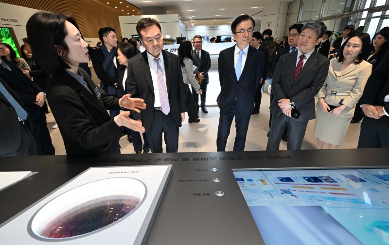 18일 경기도 수원시 영통구 수원컨벤션센터에서 열린 제57기 삼성전자 정기주주총회에서 신제윤 삼성전자 이사회 의장을 비롯한 관계자들이 반도체 제조 기술에 대한 설명을 듣고 있다. 연합뉴스