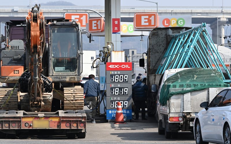 [용인=뉴시스] 김종택 기자 = 미국과 이스라엘의 이란 공습에 따른 중동 정세 불안 여파로 국내 주유소 기름값 상승세가 이어지고 있는 10일 경기 용인시 영동고속도로 용인휴계소 주유소에서 화물차 운전자들이 차량에 기름을 넣고 있다. 2026.03.10. jtk@newsis.com