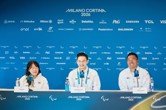 배동현 회장(가운데), 김윤지 선수(왼쪽), 신의현 선수(오른쪽)가 기자의 질문에 밝은 미소로 답하고 있다.