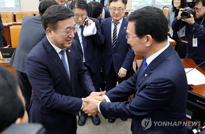 중수청법 통과 후 악수하는 윤호중 장관·신정훈 위원장 (출처=연합뉴스)