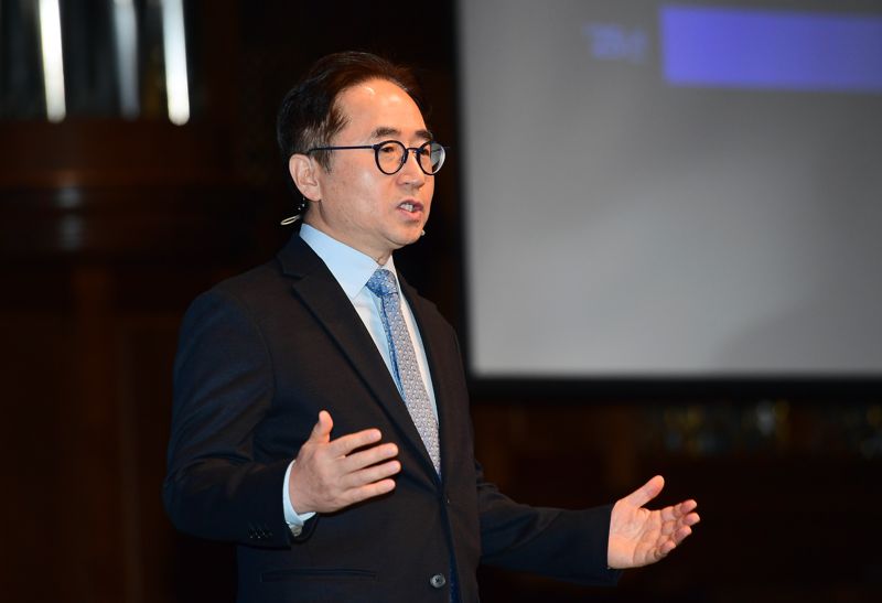 장덕현 삼성전기 대표이사 사장이 주주총회에서 2026년 경영성과를 발표하고 있다. 삼성전기 제공