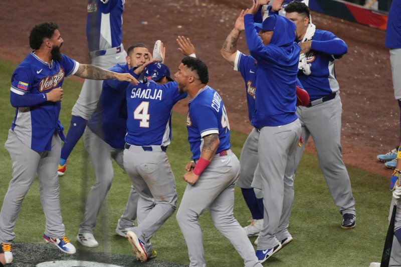 베네수엘라의 하비에르 사노하(4)가 17일(현지 시간) 미 플로리다주 마이애미 론디포 파크에서 열린 2026 월드베이스볼클래식(WBC) 결승전 미국과 경기 9회 초 2-2 상황에서 에우헤니오 수아레즈의 적시타에 득점한 후 환영받고 있다.뉴시스