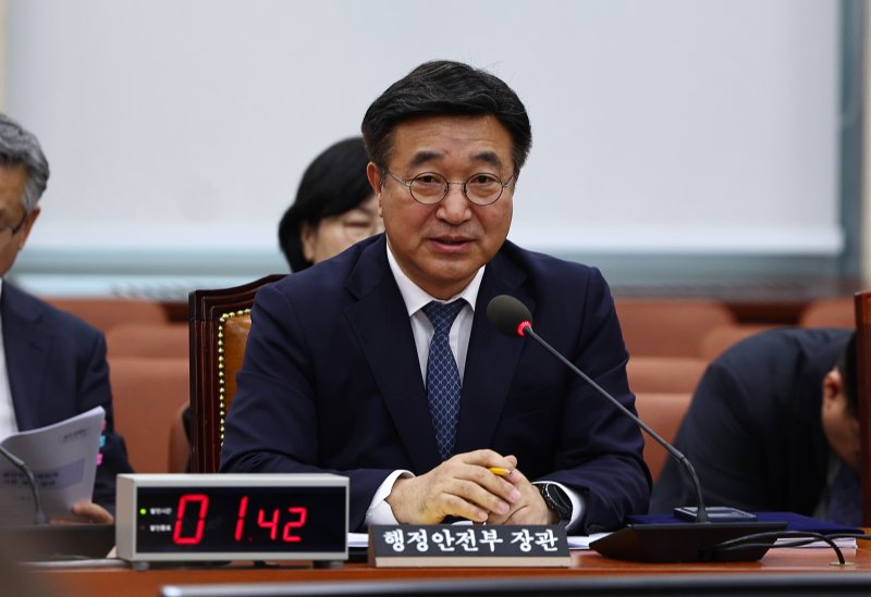 [서울=뉴시스] 김명년 기자 = 윤호중 행정안전부 장관이 18일 오전 서울 여의도 국회에서 열린 행정안전위원회 전체회의에서 발언하고 있다. 2026.03.18. kmn@newsis.com