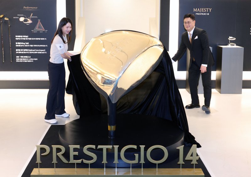 18일 서울 강남구 클럽D청담에서 열린 마제스티골프 '프레스티지오 14' 출시 미디어데이에서 정병호(오른쪽) 마제스티골프 대표와 앰배서더 김자영 프로가 신제품 오브제를 공개하고 있다.뉴시스