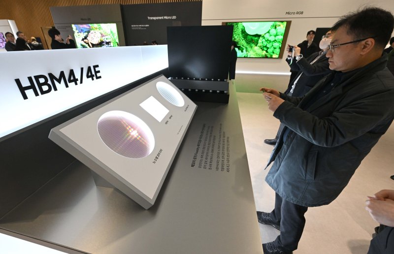 18일 경기 수원시 영통구 수원컨벤션센터에서 열린 '제57기 삼성전자 정기주주총회'에 HBM4, HBM4E 메모리가 전시돼 있다. 뉴스1