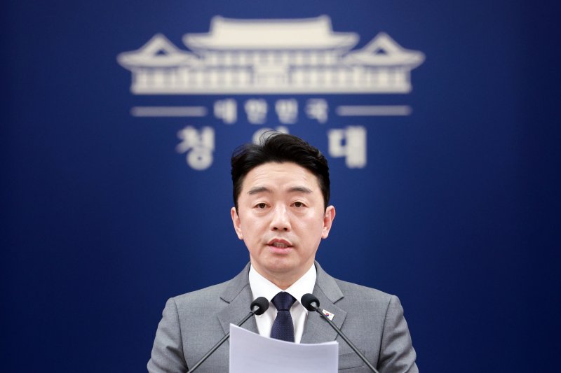 [서울=뉴시스] 고범준 기자 = 강훈식 비서실장이 18일 청와대 춘추관에서 전략경제협력 대통령 특사 활동 관련 UAE 방문 결과 브리핑을 하고 있다. 2026.03.18. bjko@newsis.com