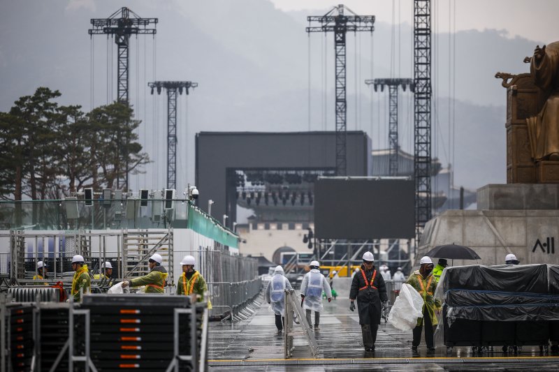 방탄소년단(BTS)의 서울 광화문광장 컴백 공연을 앞둔 지난 18일 서울 종로구 광화문광장에 무대 준비가 진행되고 있다. 뉴시스