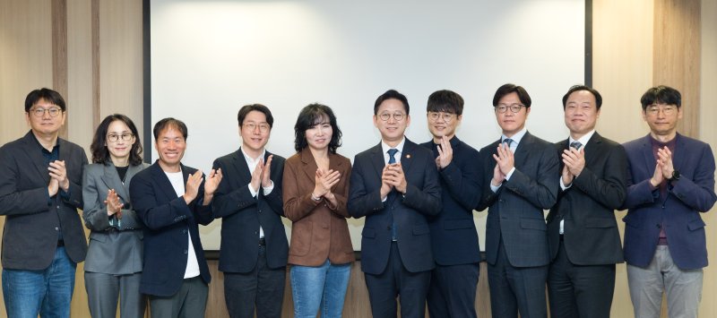 [서울=뉴시스]배경훈 부총리 겸 과학기술정보통신부 장관이 18일 오전 서울 종로구 광화문교보빌딩 국가과학기술자문회의 대회의실에서 열린 '독자 AI 관계 기업 간담회' 에서 기념촬영을 하고 있다.왼쪽부터 김세웅 카카오 부사장, 손지윤 네이버 전무, 김성훈 업스테이지 대표, 임우형 LG AI 원장, 이연수 NC AI 대표, 배경훈 부총리, 임정환 모티프테크놀로지스 대표, 유경상 SK텔레콤 AI CIC장, 김연규 장관정책보좌관, 김경만 인공지능정책실장. (사진=과기정통부 제공) *재판매 및 DB 금지