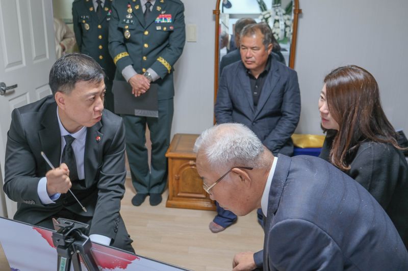 8일 오전, 경남 진주시 고 하창규 일병의 아들 하종복 씨 자택에서 열린 호국영웅 귀환행사에서 김성환 국방부 유해발굴감식단장 직무대리(육군 중령, 왼쪽)가 고 하창규 일병의 유가족들에게 고인의 참전 내용, 유해발굴 및 신원확인 과정 등에 대해 설명하고 있다. 국방부 제공