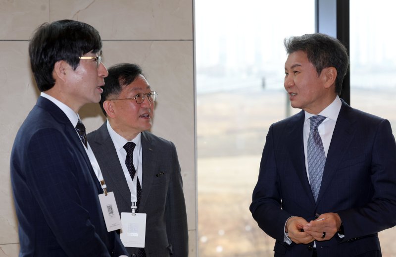 [서울=뉴시스] 홍효식 기자 = 정몽규(오른쪽) HDC 회장이 18일 서울 용산구 서울드래곤시티에서 열린 HDC그룹 창립 50주년 기념식에 앞서 정경구(가운데) IPARK현대산업개발 대표이사 사장, 도기탁 HDC 대표이사와 대화를 나누고 있다. 2026.03.18. yesphoto@newsis.com