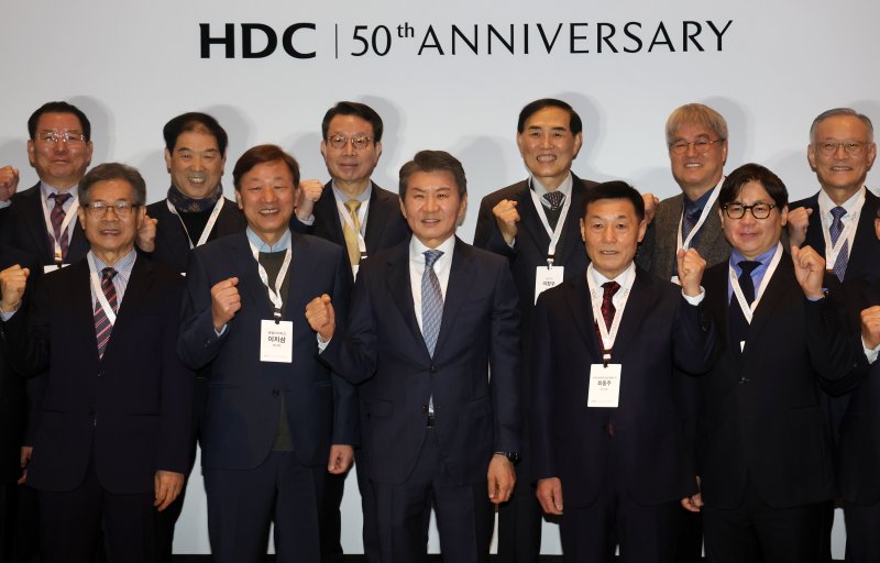 [서울=뉴시스] 홍효식 기자 = 정몽규 HDC 회장이 18일 서울 용산구 서울드래곤시티에서 열린 HDC그룹 창립 50주년 기념식에 앞서 계열사 전 대표들과 기념촬영하고 있다. 2026.03.18. yesphoto@newsis.com