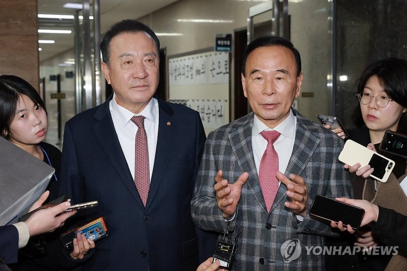 충북지사 공천 관련 당대표 면담 마친 국민의힘 박덕흠·엄태영 의원 (출처=연합뉴스)