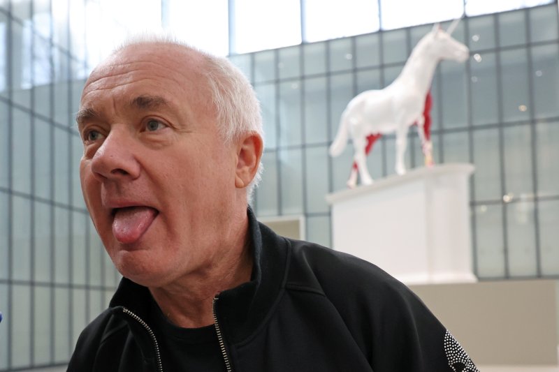 [서울=뉴시스] 박진희 기자 = 영국 시각미술가 데이미언 허스트(Damien Hirst)가 18일 서울 종로구 국립현대미술관에서 아시아 최초 대규모 개인전 ‘진실은 없어 그러나 모든 것은 가능하지’ 기자간담회 깆고 작품 '신화' 앞에서 포즈를 취하고 있다. 2026.03.18. pak7130@newsis.com