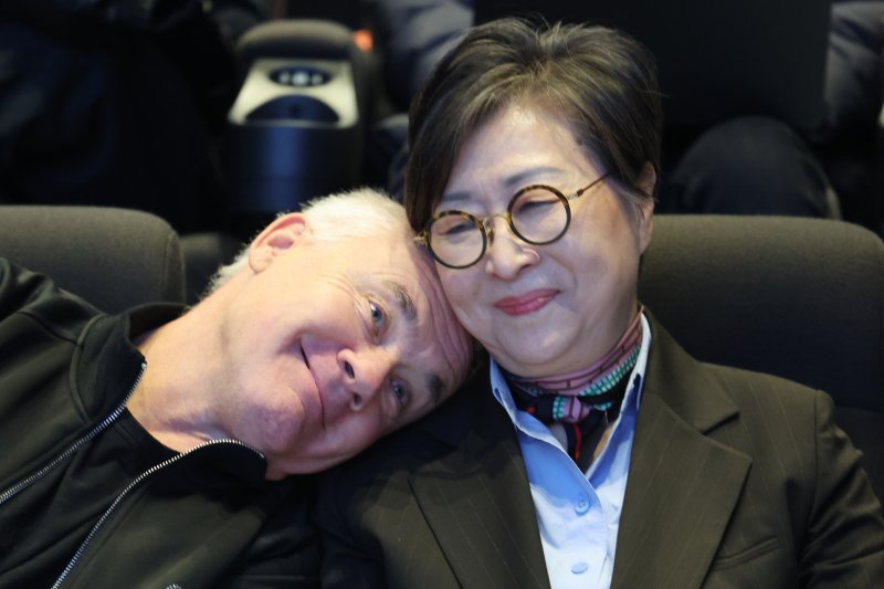[서울=뉴시스] 박진희 기자 = 영국 시각미술가 데이미언 허스트(Damien Hirst)와 김성희 국립현대미술관 관장이 18일 서울 종로구 국립현대미술관에서 아시아 최초 대규모 개인전 ‘진실은 없어 그러나 모든 것은 가능하지’ 기자간담회를 하고 있다. 2026.03.18. pak7130@newsis.com