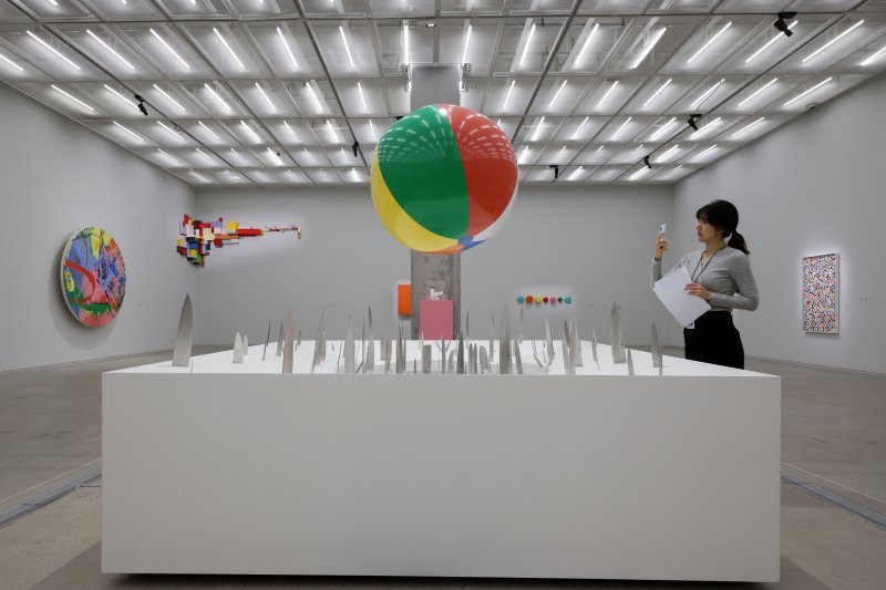 [서울=뉴시스] 박진희 기자 = 국립현대미술관은 영국 시각미술가 데이미언 허스트(Damien Hirst)의 아시아 최초 대규모 개인전 ‘진실은 없어 그러나 모든 것은 가능하지’ 언론공개회를 18일 서울 종로구 국립현대미술관에서 갖고 작품을 선보이고 있다. 2026.03.18. pak7130@newsis.com