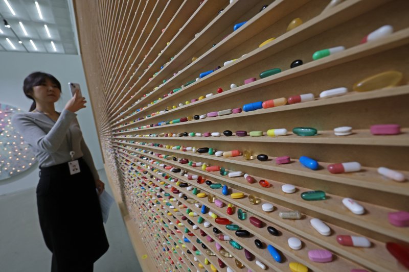[서울=뉴시스] 박진희 기자 = 국립현대미술관은 영국 시각미술가 데이미언 허스트(Damien Hirst)의 아시아 최초 대규모 개인전 ‘진실은 없어 그러나 모든 것은 가능하지’ 언론공개회를 18일 서울 종로구 국립현대미술관에서 갖고 작품 '무한을 위한 원형'을 선보이고 있다. 2026.03.18. pak7130@newsis.com