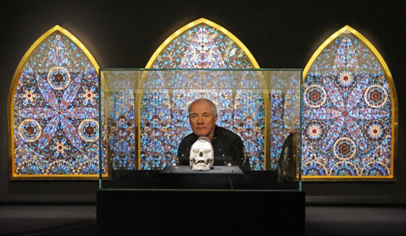 [서울=뉴시스] 박진희 기자 = 영국 시각미술가 데이미언 허스트(Damien Hirst)가 18일 서울 종로구 국립현대미술관에서 아시아 최초 대규모 개인전 ‘진실은 없어 그러나 모든 것은 가능하지’ 기자간담회 깆고 작품 '신의 사랑을 위하여'(앞)와 '신의 무한한 권능과 영광을 묵상하며' 앞에서 포즈를 취하고 있다. 2026.03.18. pak7130@newsis.com