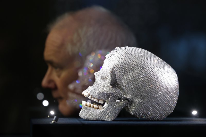 [서울=뉴시스] 박진희 기자 = 영국 시각미술가 데이미언 허스트(Damien Hirst)가 18일 서울 종로구 국립현대미술관에서 아시아 최초 대규모 개인전 ‘진실은 없어 그러나 모든 것은 가능하지’ 기자간담회 깆고 8,601개의 다이아몬드가 백금 두개골을 장식한 작품 '신의 사랑을 위하여' 작품 앞에서 포즈를 취하고 있다. 2026.03.18. pak7130@newsis.com
