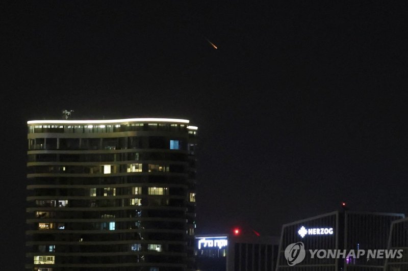 18일 새벽 이스라엘 텔아비브 상공을 가로지르는 이란 미사일 (출처=연합뉴스)