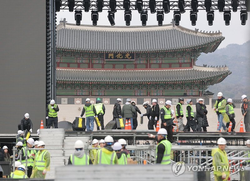 "BTS 공연에 연차 강요" 광화문 회사 다니는 직장인들 화났다