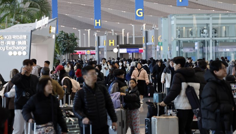 [인천공항=뉴시스] 김혜진 기자 = 인천국제공항이 여행객들로 붐비고 있다. 2026.02.27. jini@newsis.com