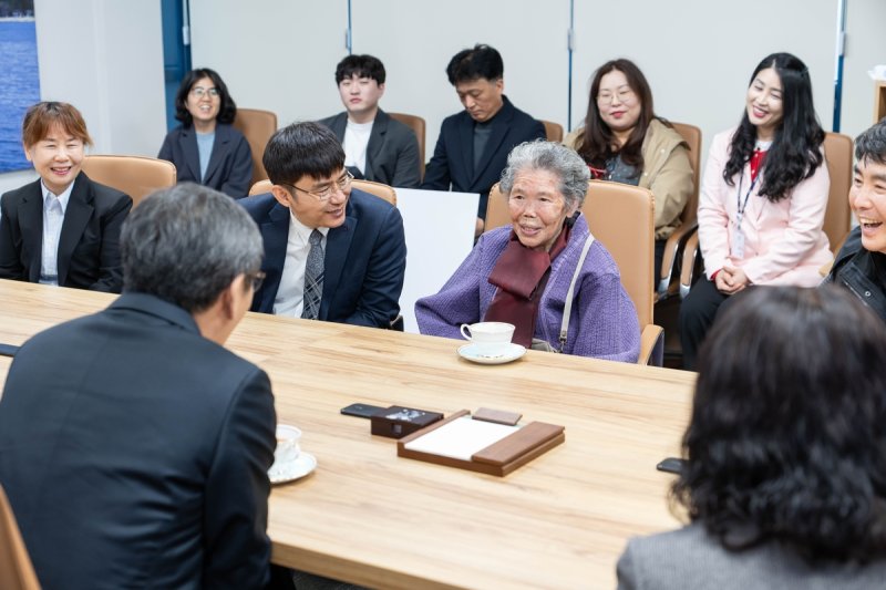 강릉시에 1천만원 기탁한 한매자 어르신 (출처=연합뉴스)