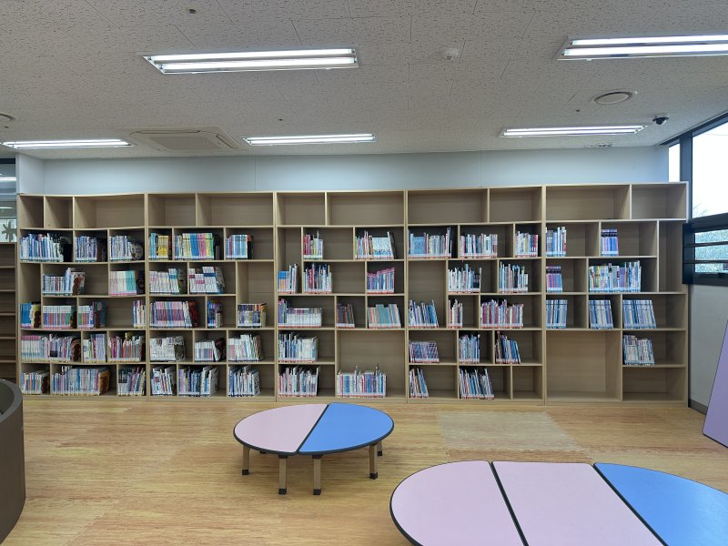 [거제=뉴시스] 신정철 기자= 거제시립장승포도서관은 순회사서지원사업을 통하여 거제자이아파트 작은도서관의 자료 정비 체계를 전면적으로 재점검하고, 도서대출·반납을 위한 도서 전산화 작업 지원 등 체계적인 도서관 운영을 위한 지원 업무를 실시해 개관를 앞당겼다고 18일 밝혔다. 사진은 거제자이아파트 작은도서관 내부 모습.(사진=거제시 제공).2026.03.18. photo@newsis.com *재판매 및 DB 금지